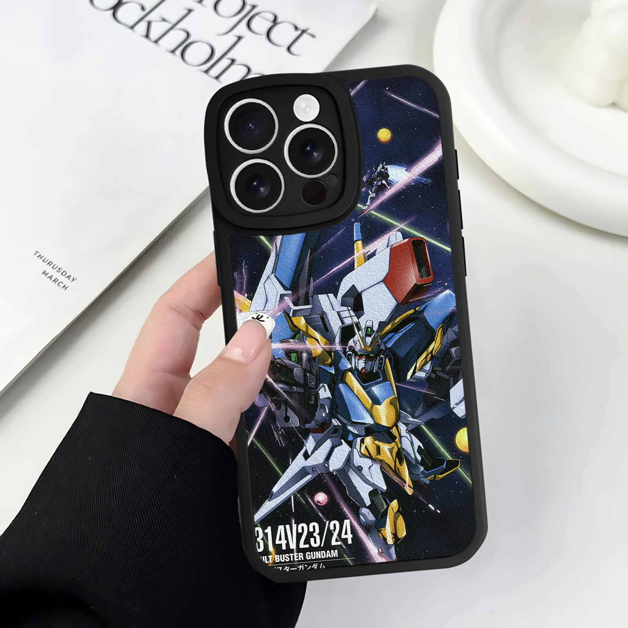 （画像用） 機動戦士ガンダム Mobile Suit Gundam 【iPhone 16シリーズ対応】シリコンスマホケース（レザー調） 材質：シリコン